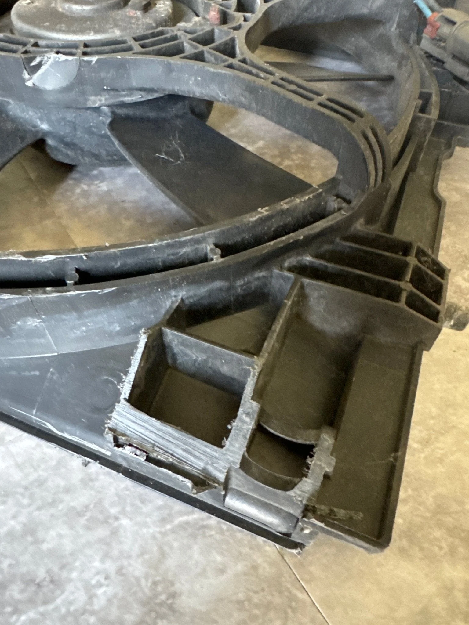 2003-2008 Subaru Forester Turbo Engine OEM Radiator Cooling Fan Shroud Assembly (2) D3 - Image 2