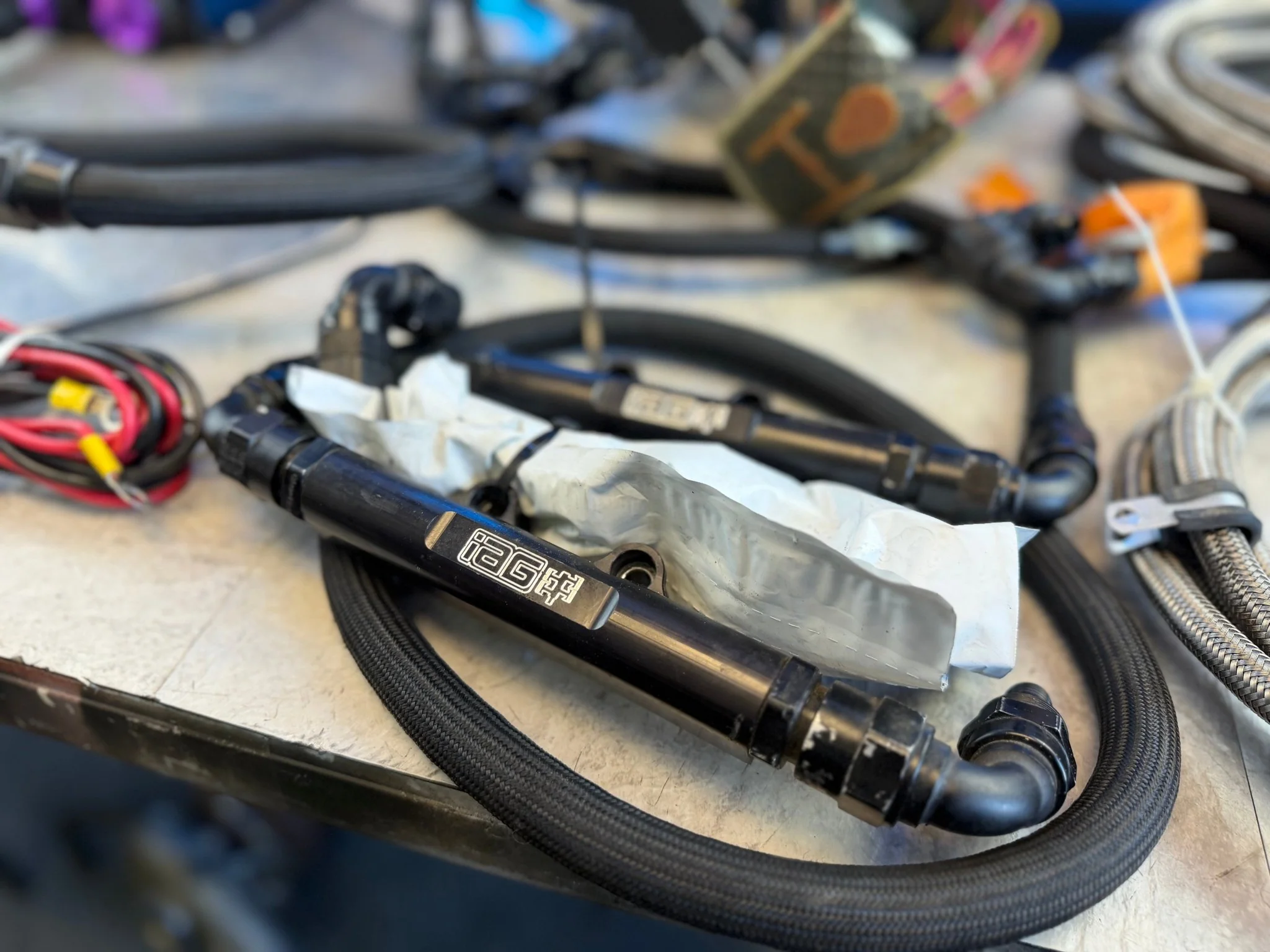 HUGE horsepower fuel kit front to back w/ electric inline 750 magnafuel pump , hellcat walbro 525 LPH feeder , surge tank , iag rails , lines , filters - Image 10