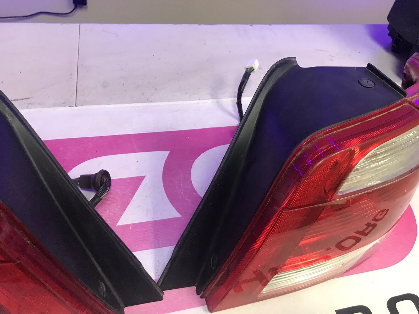 2005-2006 OEM Saab Saabaru 9-2x Tail Light Pair Set LH RH - Image 5