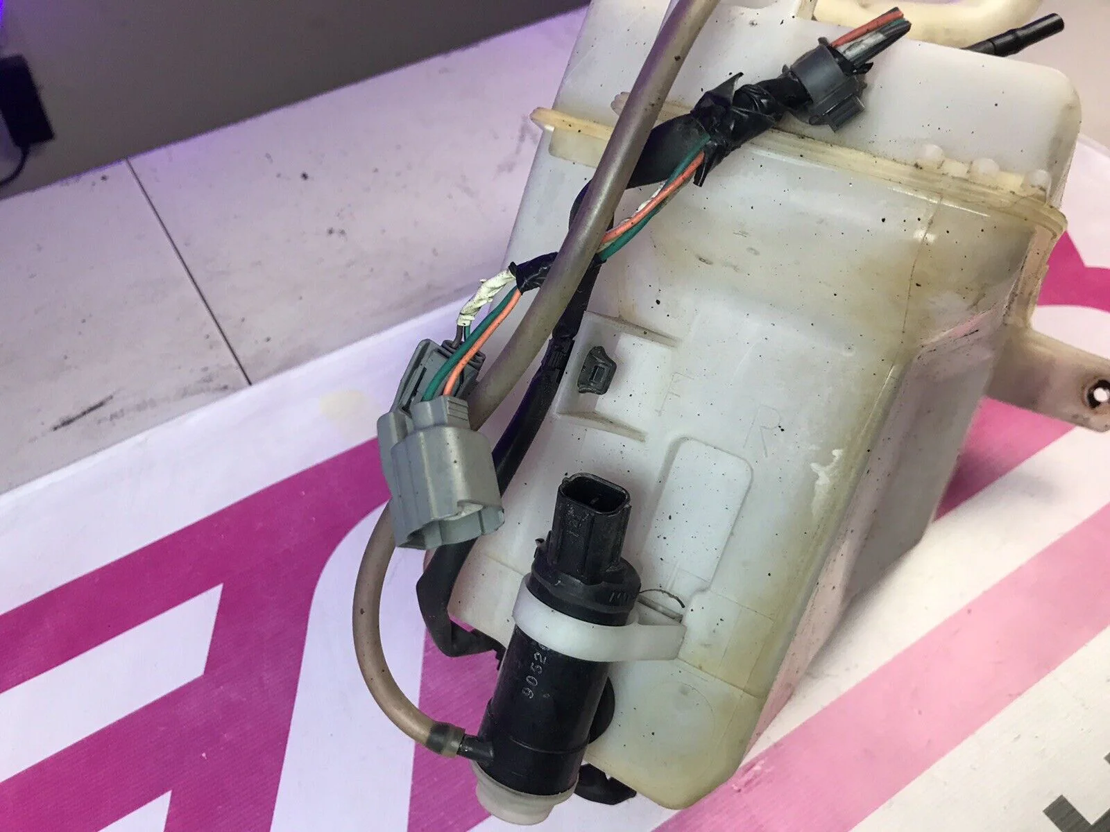 2010-2012 Subaru OEM Legacy/outback Washer Reservoir F5 - Image 4